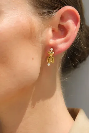 GOLD CURVY LADY STUD EARRINGS