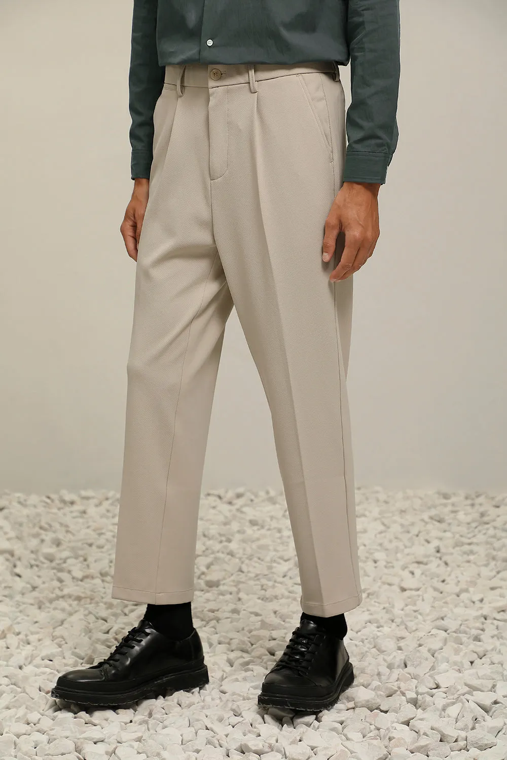 (IP20BE) Pleated Slim-Fit Wrinkle Resistant Trousers