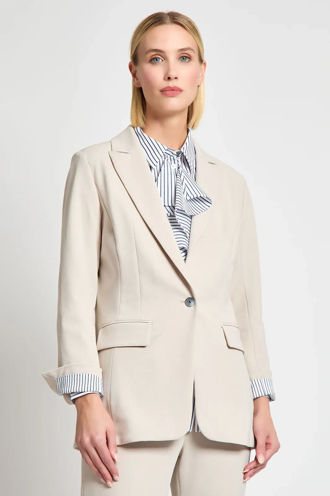 Ming Wang x Tanya Foster Tailored Fit Stretch Deco Crepe Blazer - Limestone