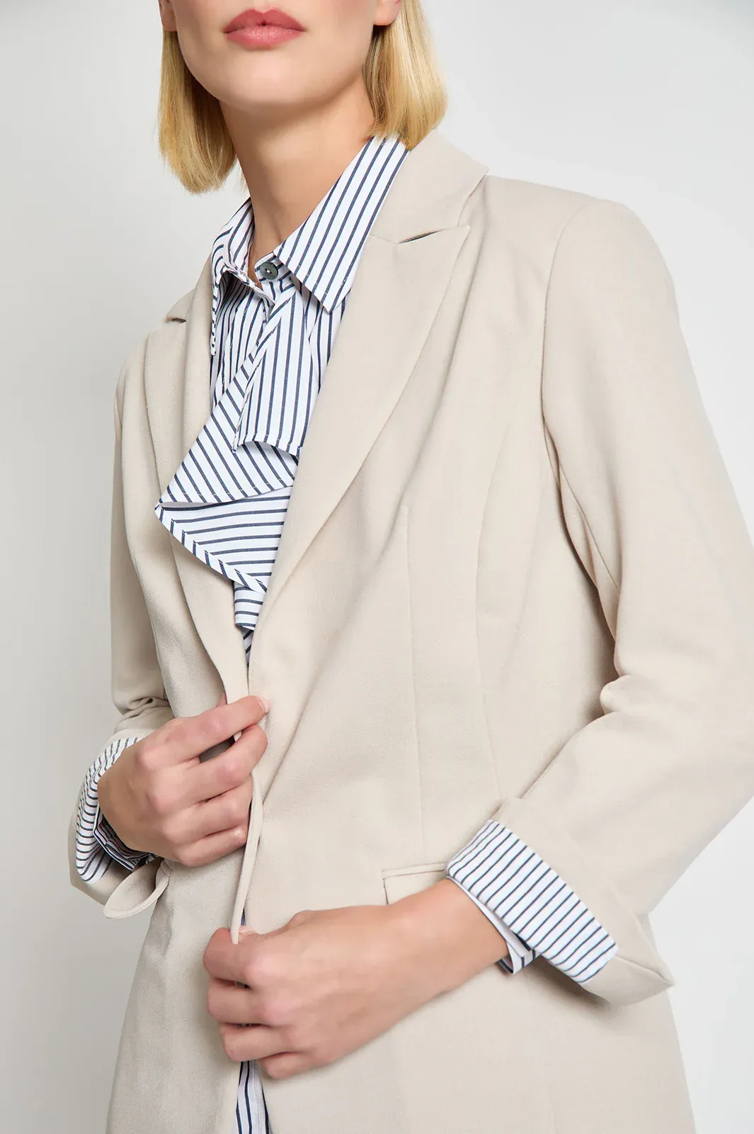 Ming Wang x Tanya Foster Tailored Fit Stretch Deco Crepe Blazer - Limestone