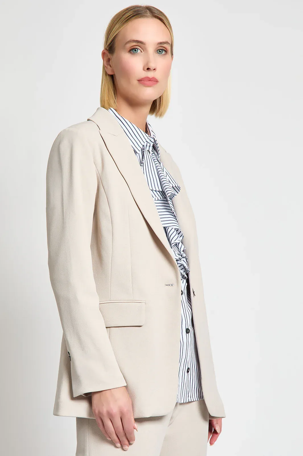 Ming Wang x Tanya Foster Tailored Fit Stretch Deco Crepe Blazer - Limestone
